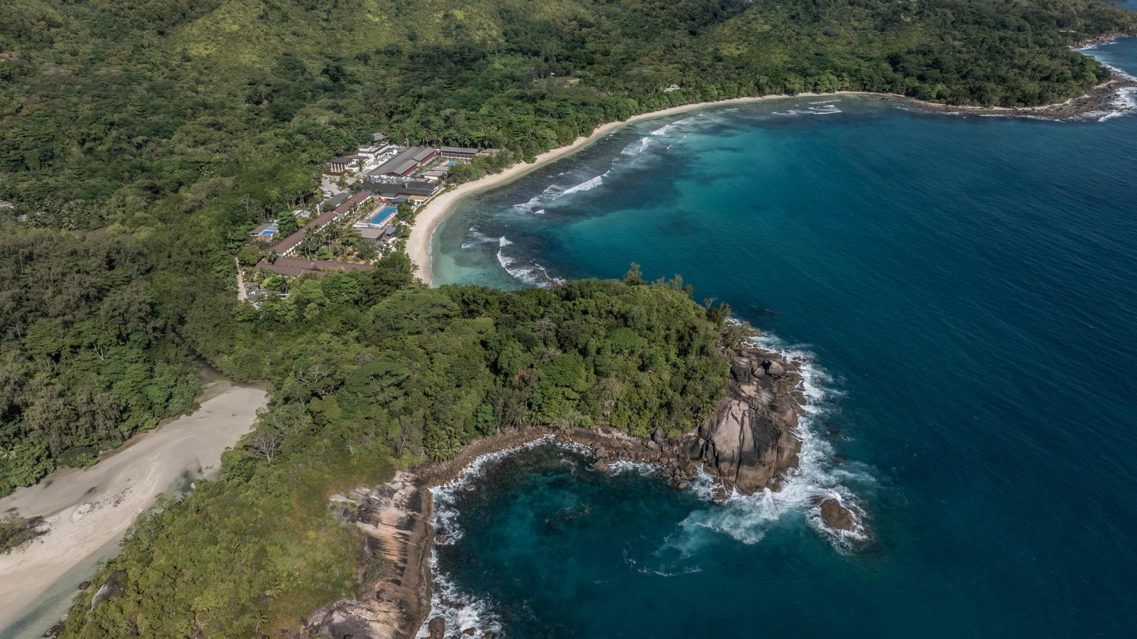 AVANI+ Barbarons Seychelles бассейн